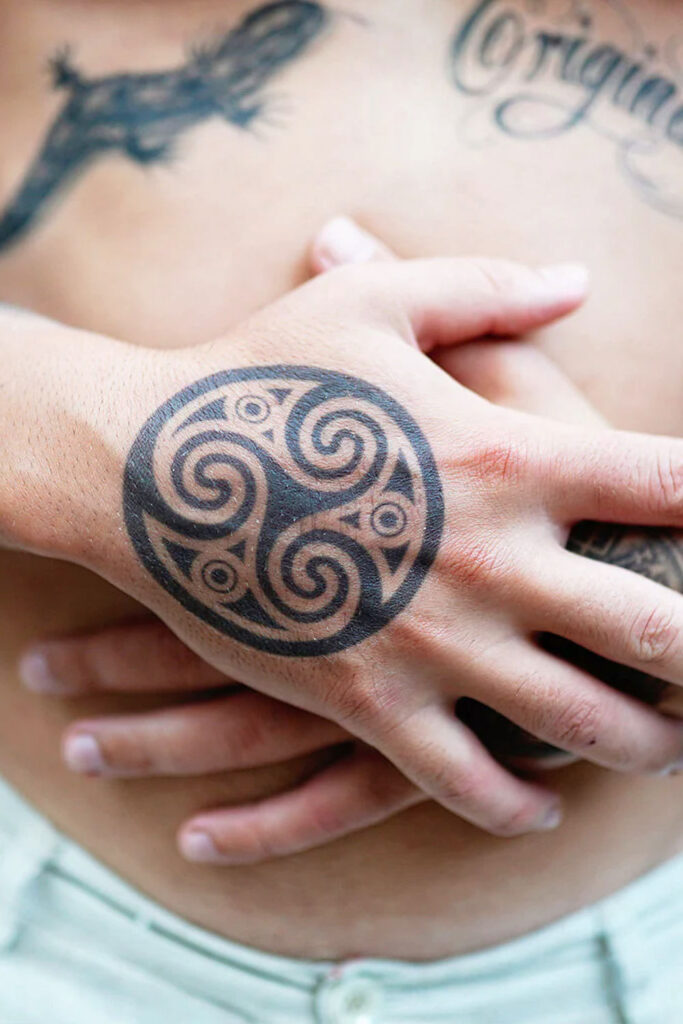 triskelion tatuado